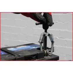 Extracteurs à 3 bras pour cosses de batterie . M10x80 mm KSTOOLS 700.1168 | 700.1168
