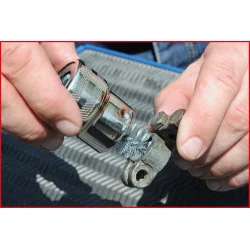 Brosse de nettoyage pour cosses de batterie . | Clés & Douilles | Ekib